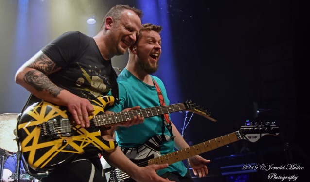 Van Halen 5150: gitaristen Conrad Hultermans met Sebas Honing. Tekst en foto: Jerrold Mallee