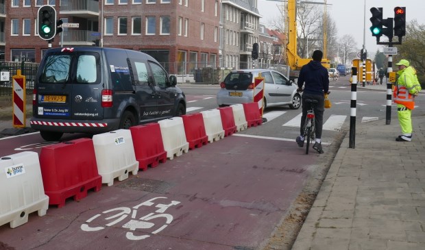Het nieuwe, extra verkeerslicht voor fietsers op de hoek Eerste Stationsstraat / Karel Doormanlaan gaat als eerste op groen. Pas als het weer op rood staat, gaat het verkeerslicht voor auto's op groen. Tekst: Peter Zoetmulder / Foto: Jan van Es
