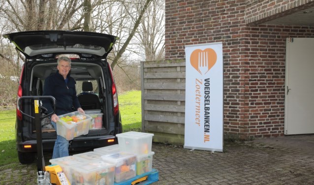 Ruud Mons, coördinator van de Voedselbank Zoetermeer is bezig goederen uit zijn bestelwagen te halen. Foto: Jan van Es