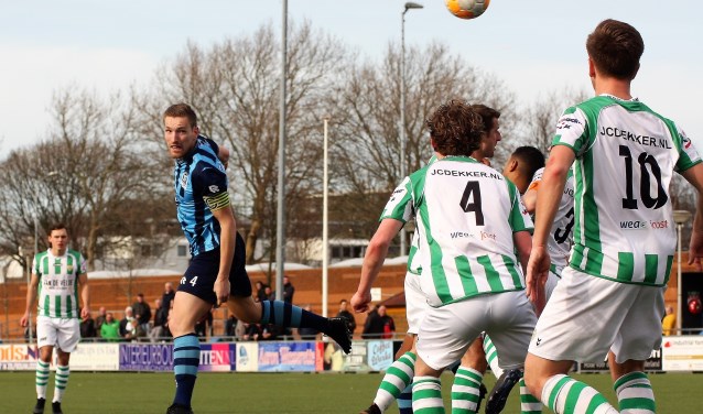 Met 10 man kopt Mike de Graaf (Forum Sport) de 2-1 binnen tegen top 3 club Kloetinge (foto: AW).