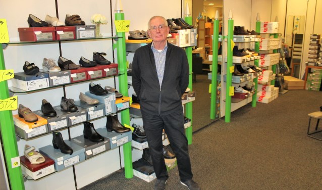 Frans Aarts sluit volgende week zaterdag de deuren van zijn schoenenwinkel en podologiepraktijk aan de Damlaan in Leidschendam (foto/tekst: DJ).