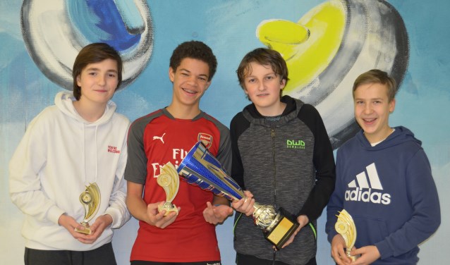 Team La Cucaracha mag zich een jaar lang de eerste Open Zoetermeers Kampioen Shortcurling noemen. Menno Bloembergen, Sebastian de Ruiter, Dion van Santen en Kwint Schut. Foto: pr