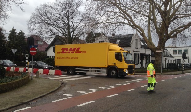 De vrachtwagens die over de Eerste Stationsstraat van Nutricia naar de kruising Oranjelaan/Karel Doormanlaan rijden worden momenteel begeleid door personeel van de fabriek en verkeersregelaars. Foto's: Peter Zoetmulder / Postiljon