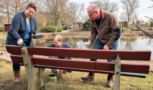 Burgemeester Tigelaar en de wethouders Nadine Stemerdink en Floor Kist gingen vorig jaar aan de slag op Buitengoed Dorrepaal (foto: Michel Groen).