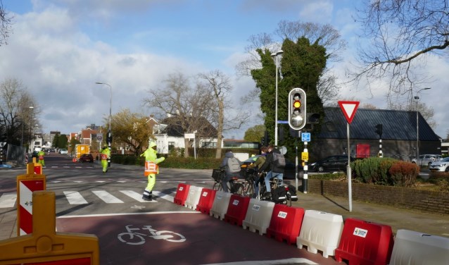 De zogeheten 'barriers', als (tijdelijke) maatregel aan het einde van de Eerste Stationsstraat bij de bocht naar de Karel Doormanlaan. Foto: Jan van Es