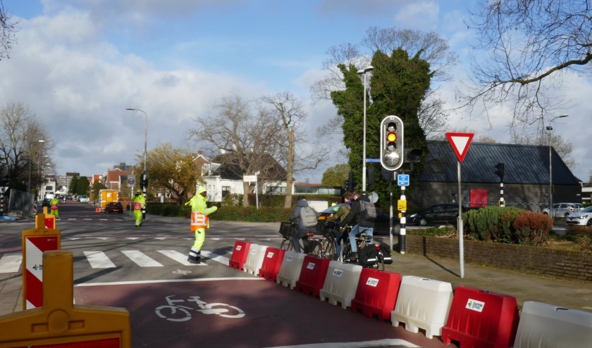 De zogeheten 'barriers', als (tijdelijke) maatregel aan het einde van de Eerste Stationsstraat bij de bocht naar de Karel Doormanlaan. Foto: Jan van Es