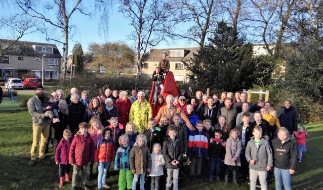 Bram van Popering te midden van bewoners van de Gravenwijk op de speelplek die voor de bewoners speelplek moet blijven (foto: pr GBLV).