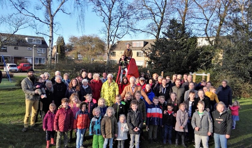Bram van Popering te midden van bewoners van de Gravenwijk op de speelplek die voor de bewoners speelplek moet blijven (foto: pr GBLV).