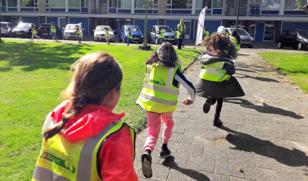 Tijdens The Daily Mile lopen of joggen de kinderen 15 minuten om de school. Daarna kunnen ze fit en geconcentreerd de schooldag beginnen (archieffoto SenW).