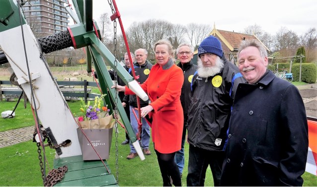 Wethouder Astrid van Eekelen mocht de vang lichten, maar de molen mocht niet draaien vanwege de harde wind (foto: Ot Douwes).