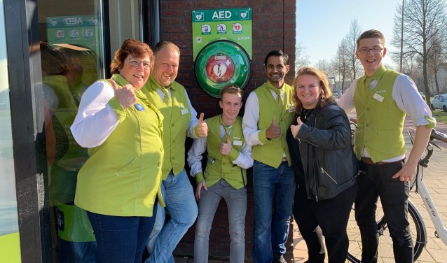Sabine en haar personeel dragen met de AED hun steentje bij aan het welzijn in Pijnacker-Nootdorp.