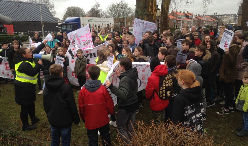 Op vrijdagochtend 15 maart verzamelden zich vanaf 08.15 uur steeds meer mensen, jong en oud, op het terrein voor de Pelgrimskerk, die precies aan de hoek Eerste Stationsstraat / Karel Doormanlaan ligt. Tekst en foto's: Peter Zoetmulder / Postiljon