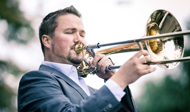 Het is tof om een groep mensen ergens naartoe te brengen, vindt dirigent Jesse. (foto: Petar Stoykov)