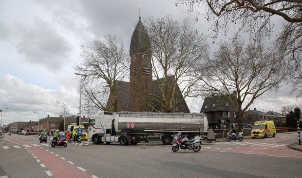 De inmiddels 'beruchte' kruising Eerste Stationsstraat / Karel Doormanlaan. Vrijdagmiddag 8 maart was het weer raak. Een fietser raakte ernstig gewond. Foto: Regio15.nl / Roy Wolters