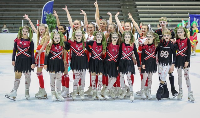Zoetermeer is weer Nederlands Sportkampioenen rijker. Het trotse team van de Zoetermeerse Kunstrijvereniging De IJsvogels. Foto: Piet van Es, pietures.nl