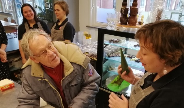 Bij lunchcafé De Zoetelaar in Zoetermeer maakten de gasten zelf chocoladelolly's. Foto: pr