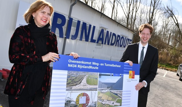 Minister Cora van Nieuwenhuizen en gedeputeerde Floor Vermeulen bij de ondertekening van de beheerovereenkomst van de tunnel (foto: PZH).