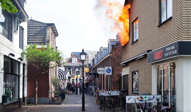 De uitslaande brand aan de Parkweg/Wielemakersslop in Voorburg (foto: Hilbert Krane).