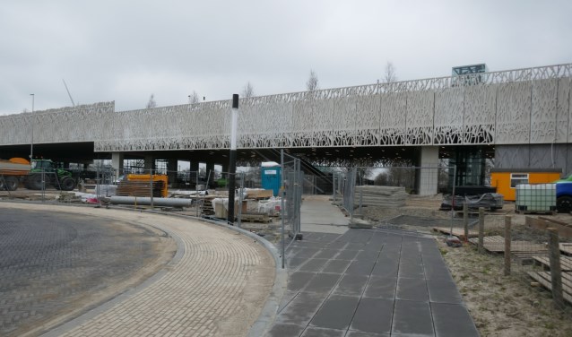 De toegang naar het station zelf is nu nog vrij onduidelijk. Er staan hier in het geheel geen looprouteborden. Meer duidelijkheid is wenselijk. Foto: Jan van Es