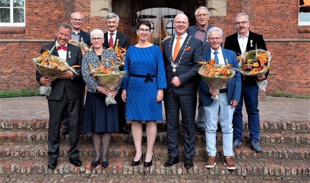 Statieportret van burgemeester Klaas Tigelaar en zijn echtgenote, geflankeerd door de aanwezige gedecoreerden (foto: Michel Groen).