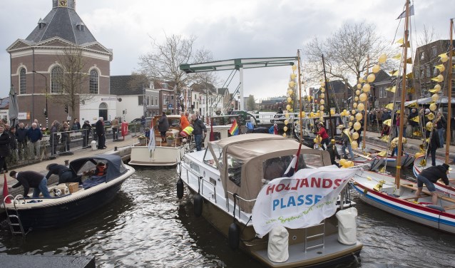 Een drukte van belang in de sluis te Leidschendam bij de opening van het watersportseizoen (foto: Michel Groen).