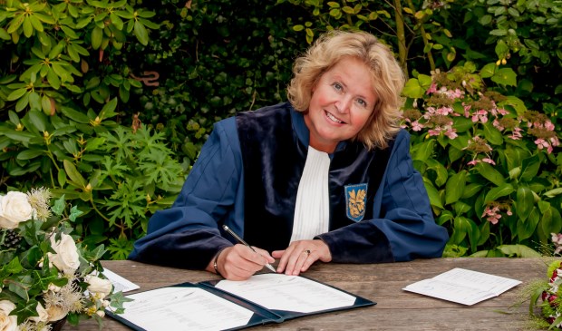 Ivonne de Natris uit Voorburg is de winnaar van de Award 2018-2019 voor beste Trouwambtenaar (Foto: FotoKonijnenburg).