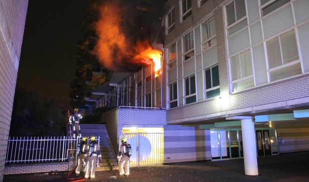 De vlammen slaan uit de getroffen woning (foto: Roy Wolters, Regio15).