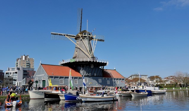 Boten maken tussenstop bij De Salamander (foto: Charles Groeneveld).