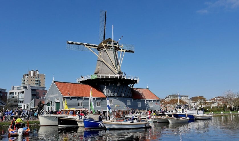 Boten maken tussenstop bij De Salamander (foto: Charles Groeneveld).