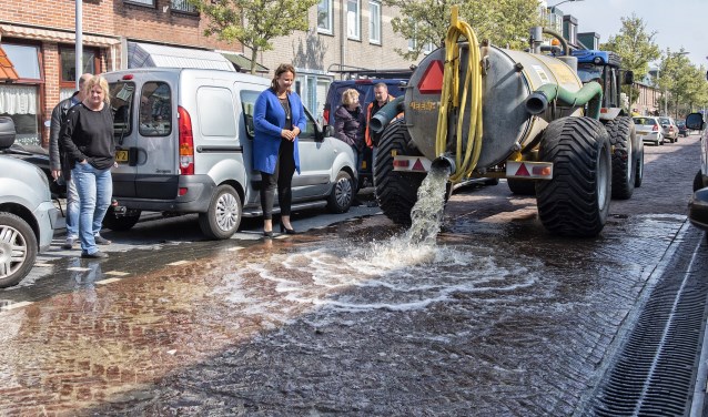Door het legen van een watertank werd een regenbui nagebootst. Wethouder Stemerdink hield het nog net droog (foto: Michel Groen).