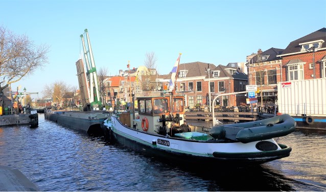 Het eerste schip vaart door de sluis nadat die enige tijd afgesloten was geweest (foto: Tom Lek).