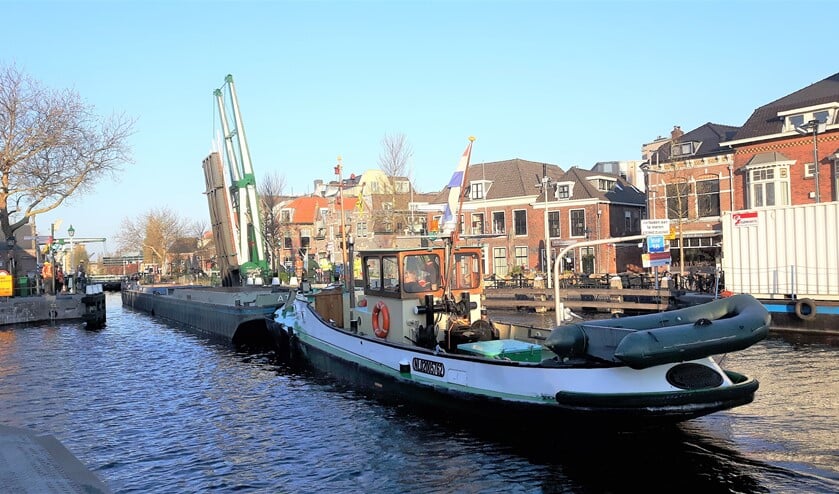 Het eerste schip vaart door de sluis nadat die enige tijd afgesloten was geweest (foto: Tom Lek).