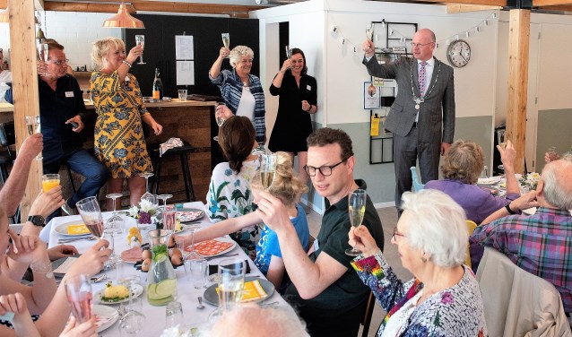 Op Paasmaandag kwamen 45 'Damsigters' tussen de 3 en 88 jaar naar De Boot voor een Paaslunch. Burgemeester Klaas Tigelaar bracht met hen een toost uit (foto: Michel Groen).