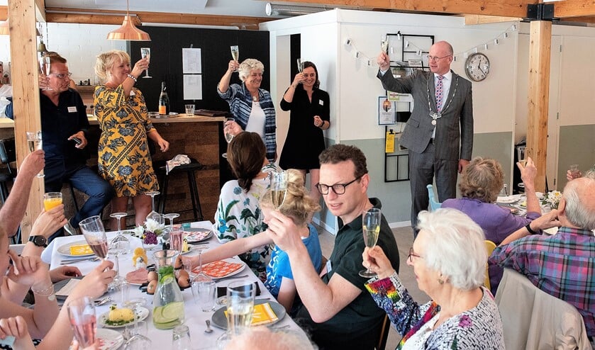 Op Paasmaandag kwamen 45 'Damsigters' tussen de 3 en 88 jaar naar De Boot voor een Paaslunch. Burgemeester Klaas Tigelaar bracht met hen een toost uit (foto: Michel Groen).