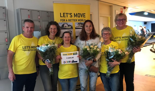 Jan van Dijk van Sportstudio Sansi, sporter Conny Peschel, toekomstig bewoonster Zonnedauw Cindy van de Sande, sporter Marianne van der Kruk, sporter Cobi van der Sman en sporter Erna Feijge.