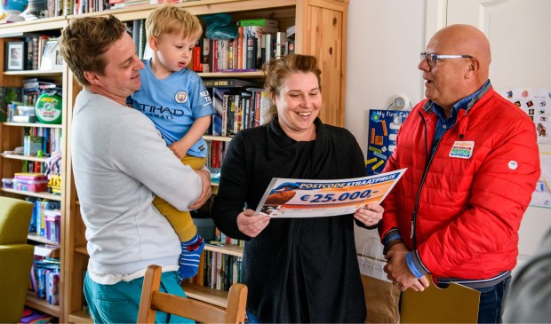 Lucy en Thomas uit Leidschendam winnen 25.000 euro en de BMW (foto: Roy Beusker Fotografie).