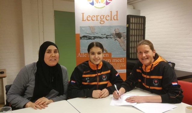 Wissal El Boudakhani (m.) met haar moeder en Madelon Janssen-Staat van Budoschool Kai Sei. Foto: pr
