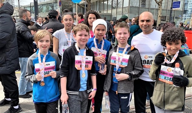 Deelnemers aan de kidsloop: Tijn Bisschop, Henk-Tijmen Feijnen, Brandon Steele, Hamza, Salma en Rania Lakhdar en coach Anand.