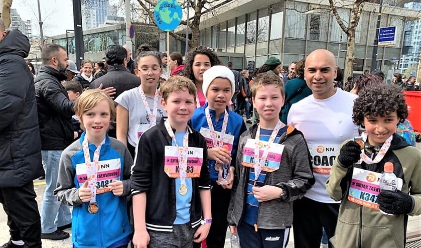 Deelnemers aan de kidsloop: Tijn Bisschop, Henk-Tijmen Feijnen, Brandon Steele, Hamza, Salma en Rania Lakhdar en coach Anand.