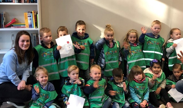 Bibiana op de foto met nieuwsgierige kleuters van de Ackerweide.