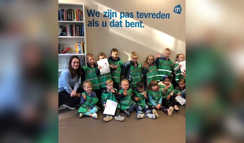 Bibiana op de foto met nieuwsgierige kleuters van de Ackerweide.
