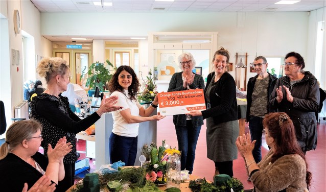 Namens het Oranjefonds wordt de cheque uitgereikt aan Nouna Hamazasip, Gebiedscoördinator Voorburg bij Stichting Welzijn Oud en Jong (foto: Michel Groen).