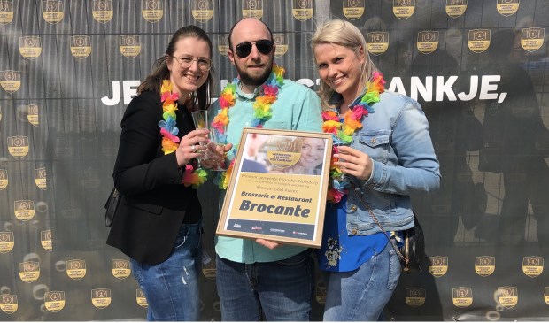 Shiara van der Toolen, Stephan Schouwman en Lisette Kerkhof met de award.