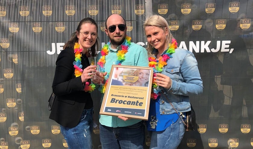 Shiara van der Toolen, Stephan Schouwman en Lisette Kerkhof met de award.