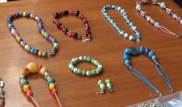 Er werden schitterende creaties gemaakt bij Kera Bijoux.