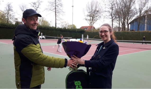 Sander Geerlings feliciteert Félice Visser als 100e lid van Tennisvereniging Meerzicht. Foto: pr