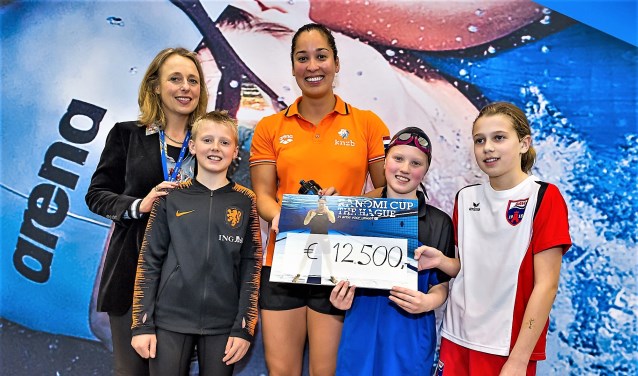 Ranomi Kromowidjojo en Unicef-directeur Suzanne Laszlo namen een cheque van 12.500 euro in ontvangst. (foto: Kees-Jan van Overbeeke).