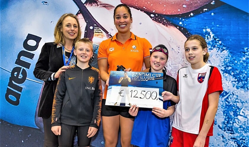 Ranomi Kromowidjojo en Unicef-directeur Suzanne Laszlo namen een cheque van 12.500 euro in ontvangst. (foto: Kees-Jan van Overbeeke).