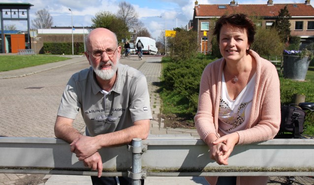 Esther en Hans op de grens van de oude kern en nieuw Delfgauw. Het beroemde paaltjespunt bij de Pauwmolen.
