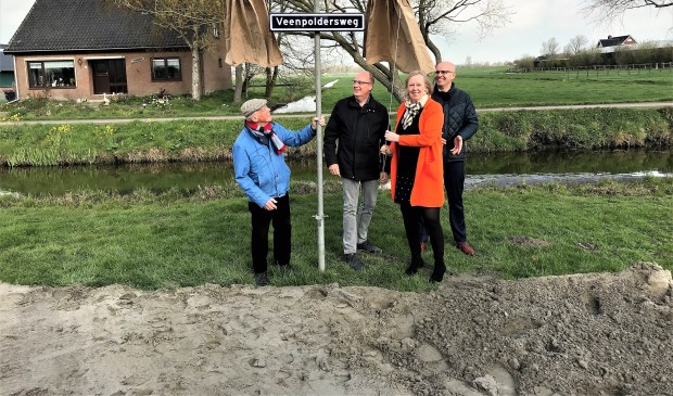 Het Hoogheemraadschap van Rijnland (HHR) heeft de werkzaamheden aan de Veenpoldersweg stilgelegd omdat er afschuiving van grond naar de hoofdwatergang langs de Westeinderweg heeft plaatsgevonden (archieffoto).